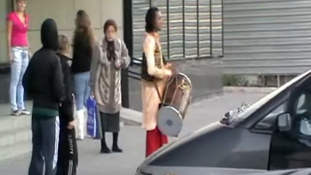 индус играет на барабане смотреть онлайн