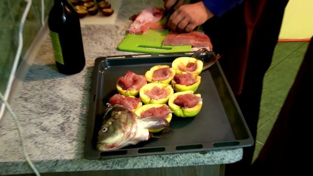 Запекаем карпа с айвой, сливами, райскими яблоками и клюквой. смотреть онлайн