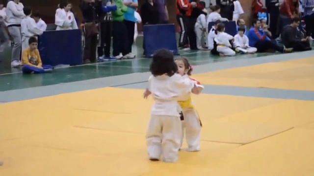 VIDEO GRACIOSO DE PELEA DE ÑINAS EN KARATE смотреть онлайн