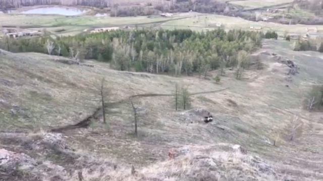 Квадроцикл летит с горы смотреть онлайн