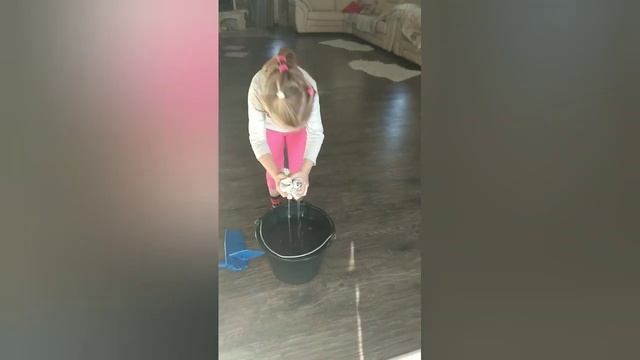 Мамина помощница моет пол смотреть онлайн