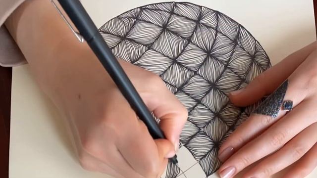 Рисование цветочной сферы тонкими линиями. Drawing A Floral Sphere With Fine Lines.