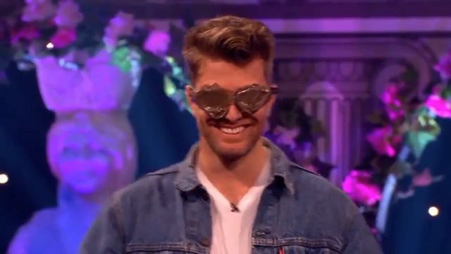 Celebrity Juice - Joel Dommett Plays 'Sniff My Balls' смотреть онлайн