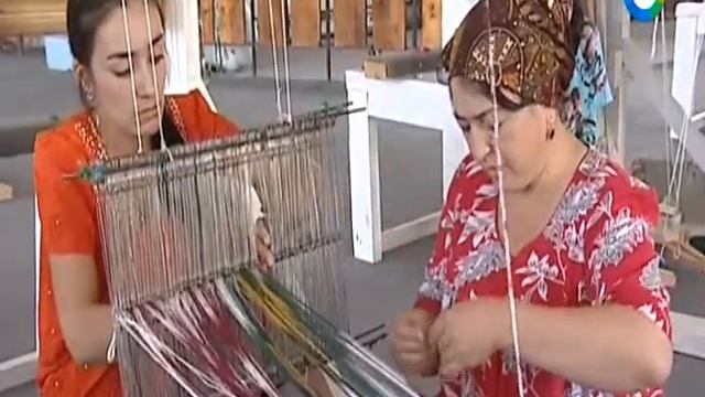 Производство адраса - двухсторонней ткани с хлопковым утком и шелковой основой. Рубрика Наше лучше смотреть онлайн