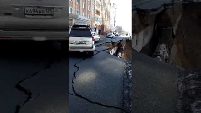 Обвал грунта во Владивостоке. Спасают свои машины. смотреть онлайн