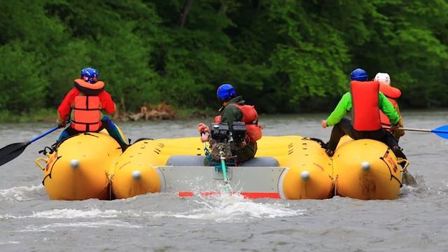 Лодочный мотор Longtail SPS-14 ZS на горной реке.