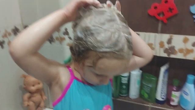 Как помыть голову ребенку без слез и истерик? Малышка в 3 года сама моет голову! смотреть онлайн