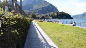 КРАСИВЫЙ ПАНОРАМНЫЙ ВИД НА ГОРОД ЛЕККО, ОЗЕРО КОМО В ИТАЛИИ. ГОРОДСКОЙ ПЛЯЖ, КАТЕРА, ОТПУСК, ТУРИЗМ