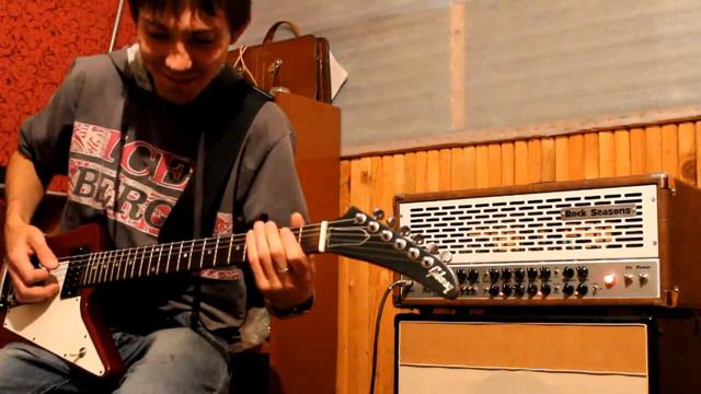 Усилитель November с гитарой Gibson Explorer смотреть онлайн