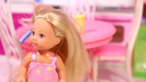 ЗАПУТАЛА ВОЛОСЫ, ПРИШЛОСЬ ОТРЕЗАТЬ - Мама Барби, Маша и Даша