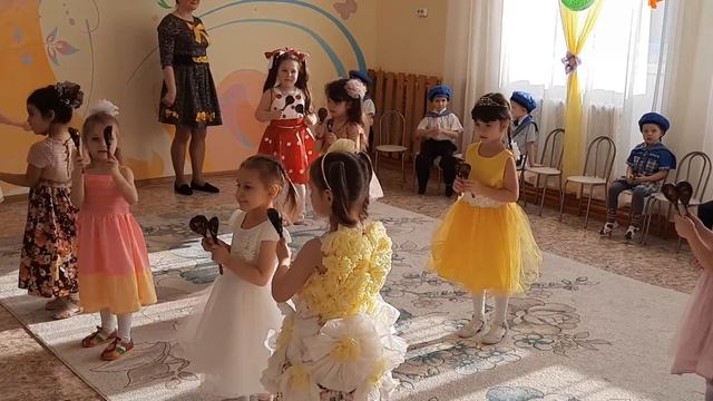 Танец ложкарей / танец с ложками на 8 марта / День матери в средней группе смотреть онлайн