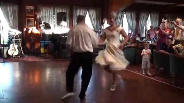 Graham and Mel - The first dance смотреть онлайн