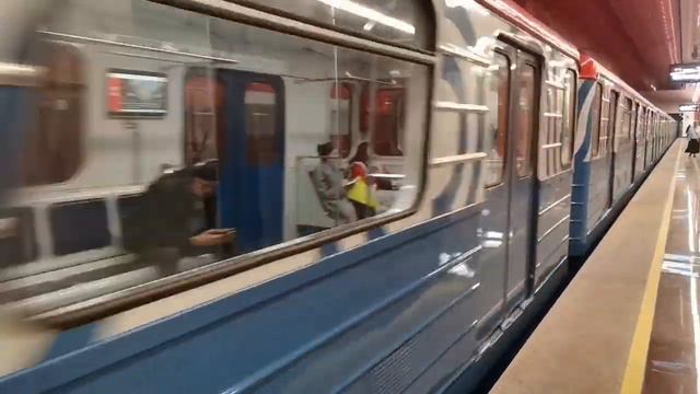 Электропоезд 81-717/714 въезжает на станцию Яхромская смотреть онлайн