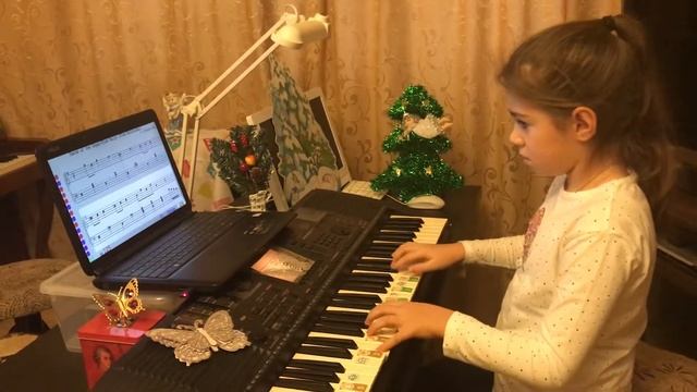 Арина, 8 лет. Ознакомление 12 тактов двумя руками - П.И.Чайковский "Танец феи Драже". смотреть онлайн
