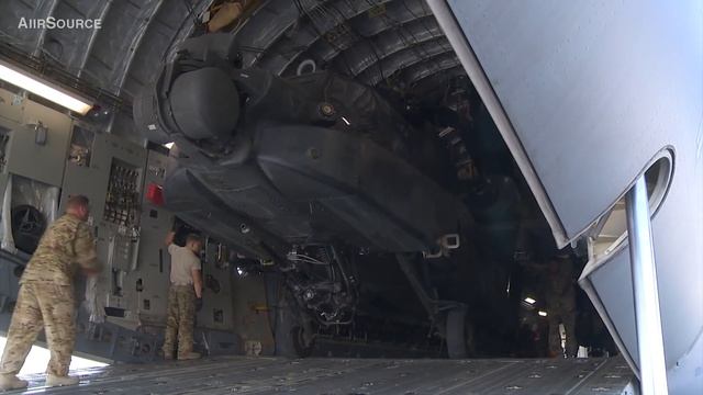Unloading AH-64 Apache Helicopters from C-17 Globemaster III смотреть онлайн