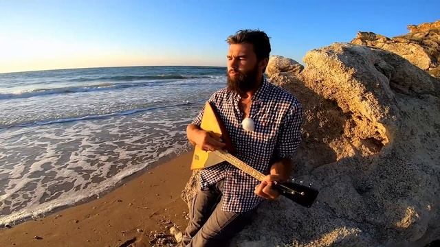 Сизый селезень плывет.