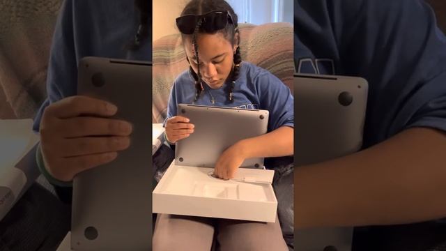 2020 MacBook Pro - Honor Student in High School Receiving Her First. Memorial Day 2022 смотреть онлайн
