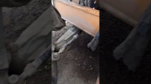 Продолжаем ругулировать давление в гидравлике экскаватора погрузчика.