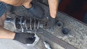 как заменить опору и подшипник передней стойки амортизатора  Volkswagen Bora фольксваген бора