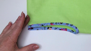 Всегда использую классический способ для соединения окантовки на пройме или горловине