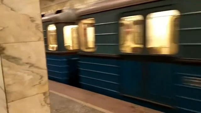 ЕЖ3/ЕМ508Т на станции метро Новые Черемушки (ЕЖ3 на Калужско-Рижской линии) смотреть онлайн