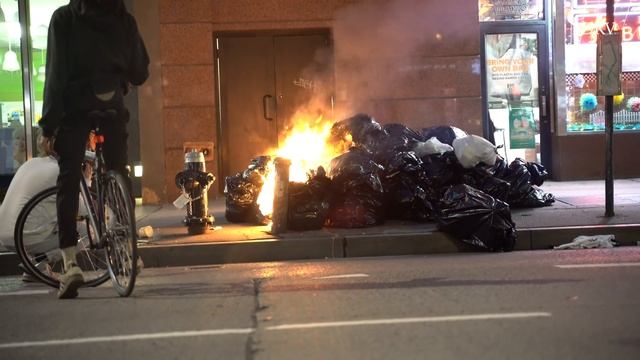 **Teenage Arsonist FAILS** to Light Street on Fire & Burns Trash Instead [ Midtown Looting Madness смотреть онлайн