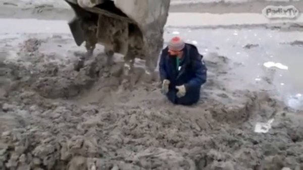 Man stuck in mud, this happens only in RUSSIA