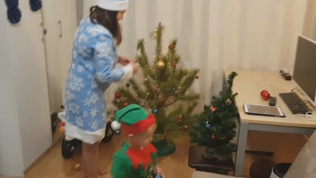 Андрей украшает ёлку со Снегурочкой. Ёлка 2021/ Decorate the Christmas tree with the Snow Maiden смотреть онлайн