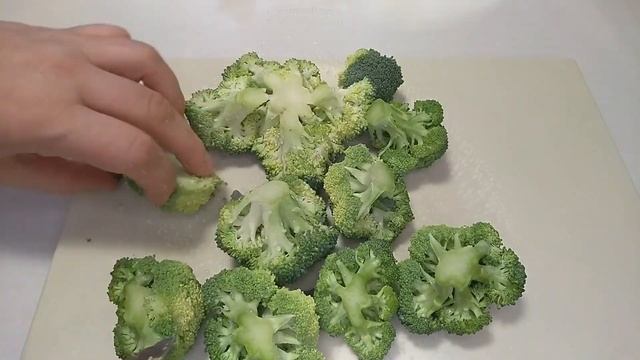 ТАК ВКУСНО, ЧТО СЪЕДАЕТСЯ СО СКОРОСТЬЮ СВЕТА ЗАКУСОЧНЫЙ ЗАЛИВНОЙ ПИРОГ С БРОККОЛИ И КРАСНОЙ РЫБОЙ смотреть онлайн