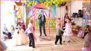 цветные ленты "Прощальная карусель" на выпускном в детском саду. Прощание с воспитателями