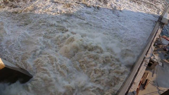 Холостой водосброс на Нижне-Бурейской ГЭС смотреть онлайн