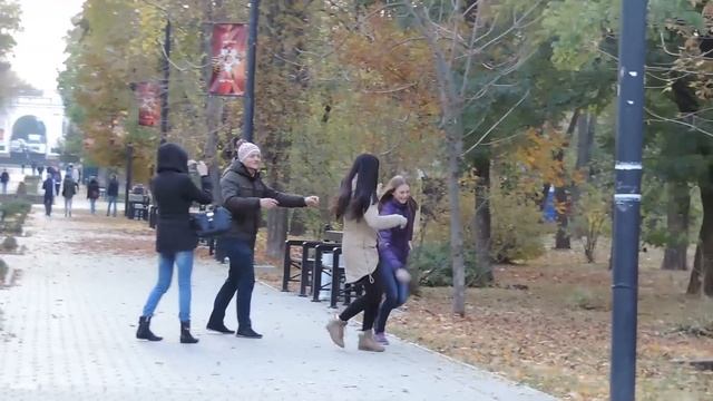 Пранк: Неожиданный поцелуй девушек смотреть онлайн