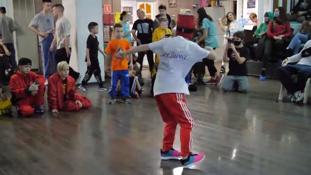 до 9 лет Bgirl ЕжеВика Vs Bboy Komar - 