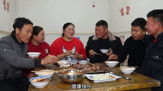 黄土兄弟800元买70斤大牛头，霞姐做年夜饭辣卤牛头，皮筋肉烂吃爽了！【黄土兄弟】 смотреть онлайн
