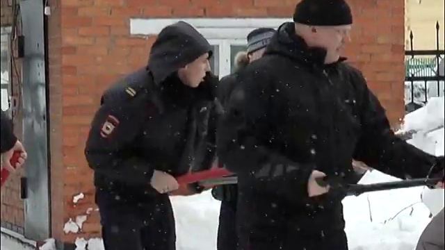 В Мысках активно продолжаются весенние субботники. смотреть онлайн