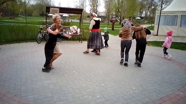 Танец "Каханачка". "Беларускія народныя танцы ў Магілёве" ў парку Падміколле, 22.04.2023 смотреть онлайн
