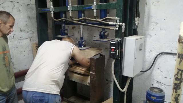 ЭТА ТЕХНОЛОГИЯ ПРИГОДИТСЯ ВСЕМ МЕБЕЛЬЩИКАМ И СТОЛЯРАМ. ГНУТЬЕ ДРЕВЕСИНЫ ПОСЛЕ ПРОПАРКИ. смотреть онлайн