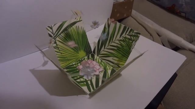 Подарочная коробочка с летающими бабочками смотреть онлайн