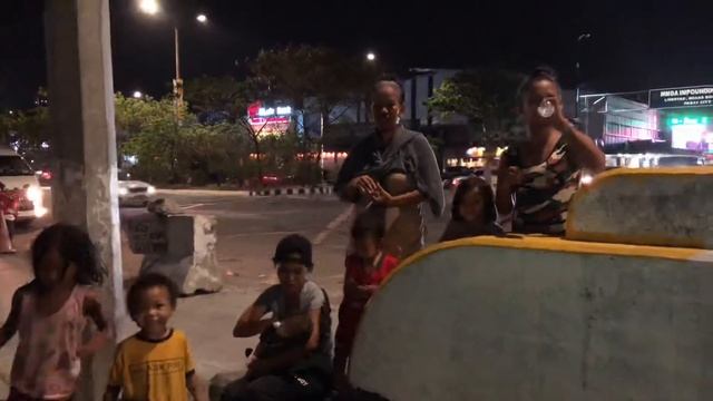 Street Kids Living Under A Bridge, In Manila смотреть онлайн