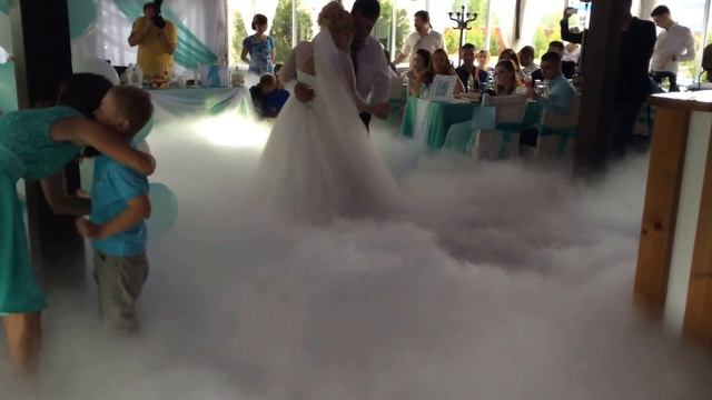 Первый танец молодожёнов в облаках тяжелого дыма от дым.рус и dryice.pro смотреть онлайн