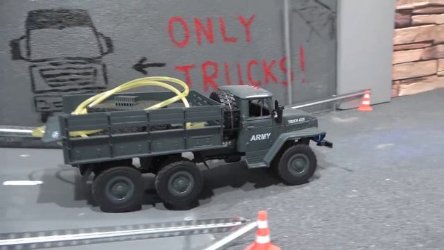 Электрический насос и Урал 4320 ... Выкачиваем воду! Scale RC Truck. смотреть онлайн