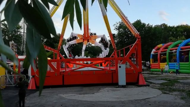 Аттракцион SHOW TIME в г Самаре , парк Гагарина Июнь 2018г смотреть онлайн