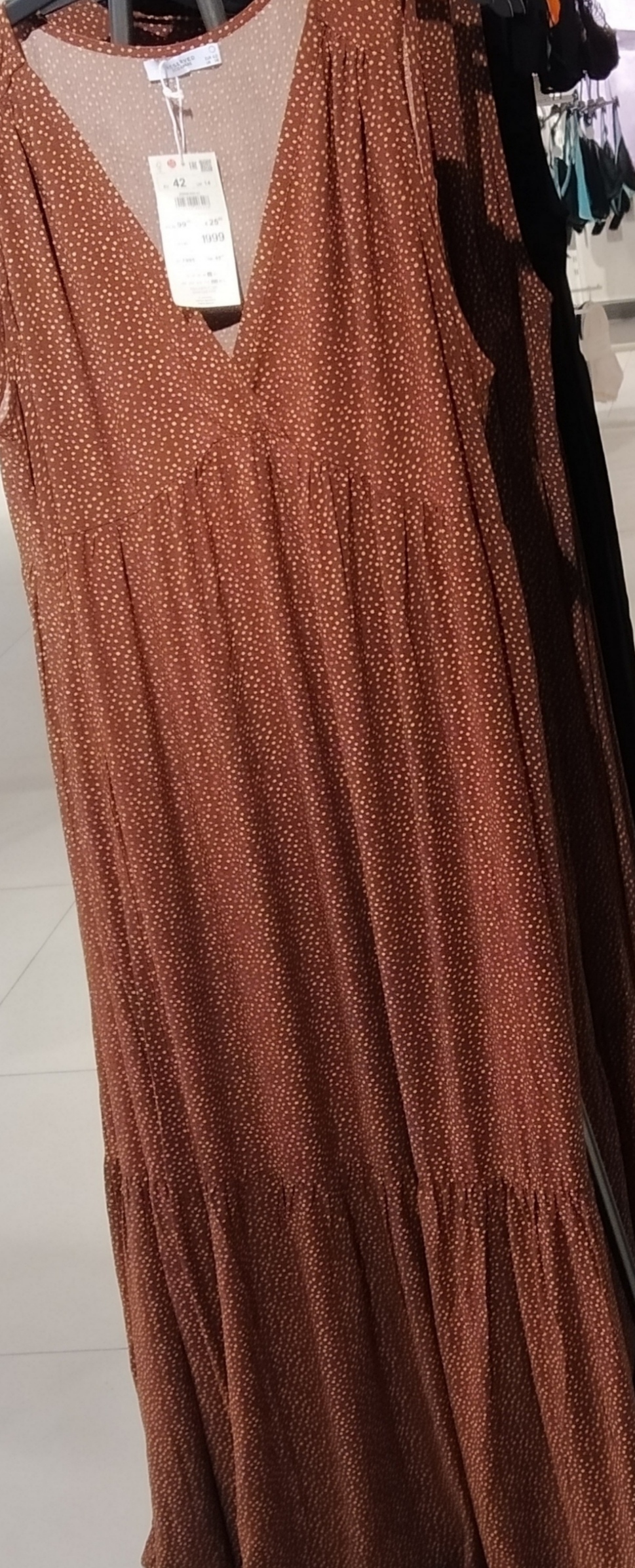 В магазине одежды RESERWED летние новинки, красивые платья, сарафаны, блузки, футболки, шорты джинсы смотреть онлайн