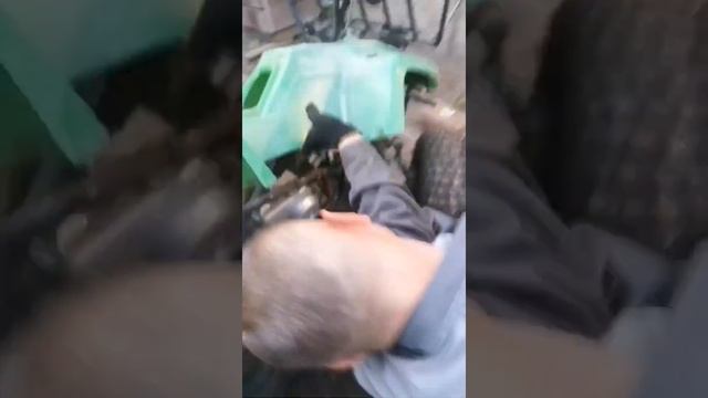 Чиним квадрацикл и заменяем масло смотреть онлайн