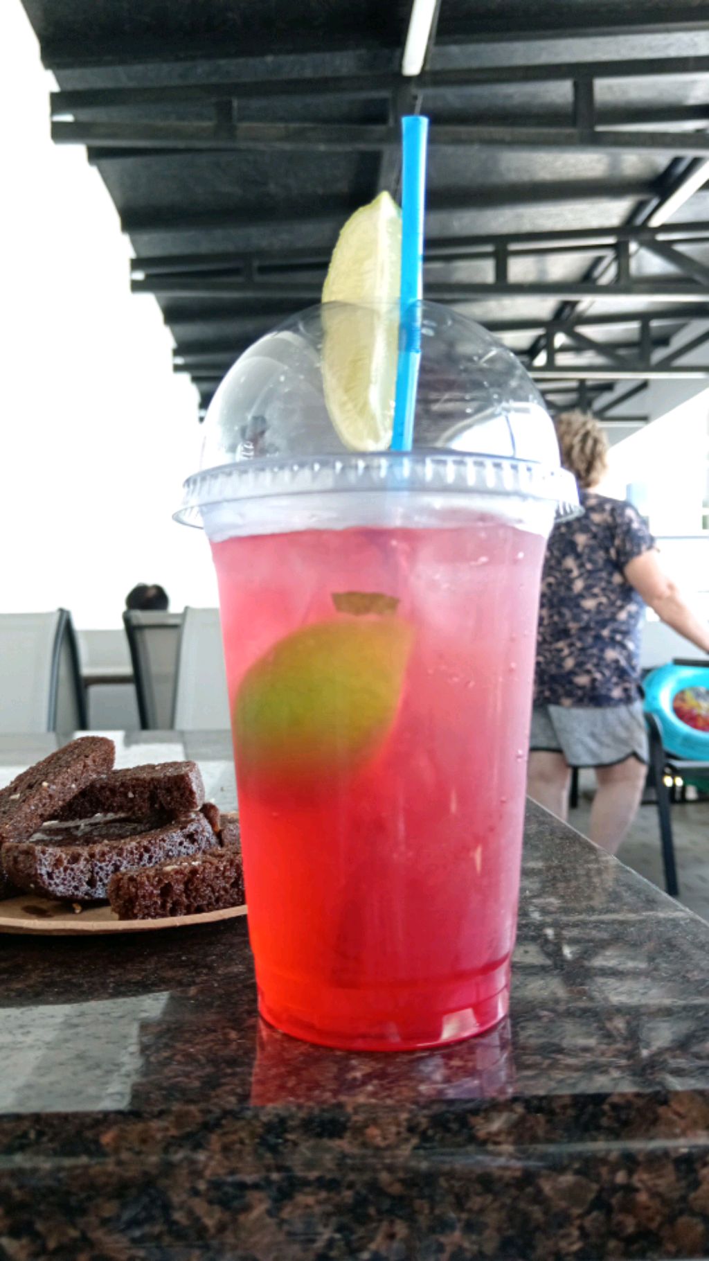 Стрим у бассейна