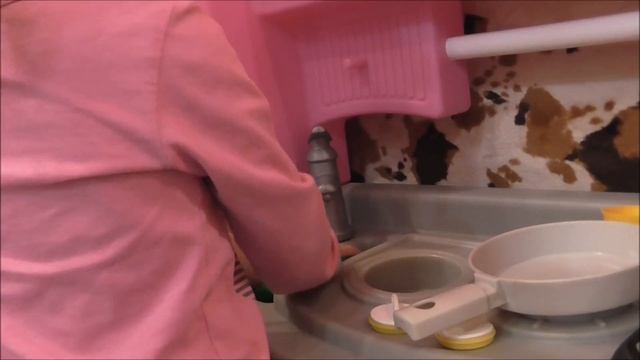 Играем детской кухней готовим ананас и арбуз кормим пупсика Идем смотреть новогоднюю ёлку смотреть онлайн