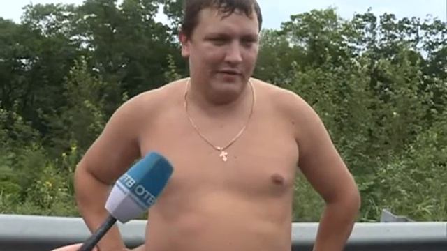 Микроавтобус загорелся во время движения на трассе Патрокл - Седанка смотреть онлайн