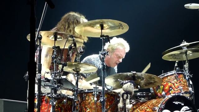 Steven Tyler, Joey Kramer tearing it up on drums Oakland Oracle Arena 2012.MTS смотреть онлайн