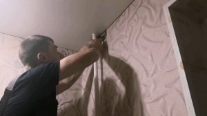 Как сделать наружный обвод трубы на натяжном потолке. Своими руками