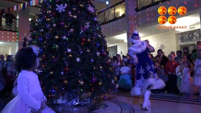 Герои сказок, дед мороз и сладкие подарки. смотреть онлайн